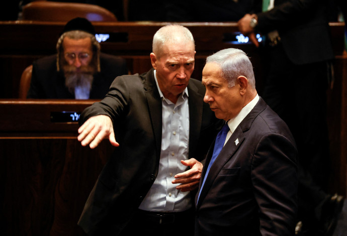 בנימין נתניהו ויואב גלנט בכנסת (צילום:   REUTERS/Amir Cohen)