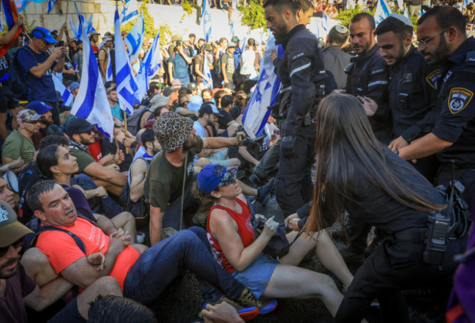 עימותים בין שוטרים ומפגינים בירושלים (צילום:  נועם ריבקין פנטון פלאש 90)