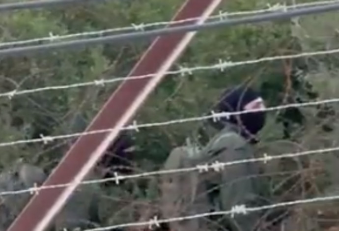 פעיל חיזבאללה בסמוך לגבול עם ישראל (צילום:  שימוש לפי סעיף 27א')