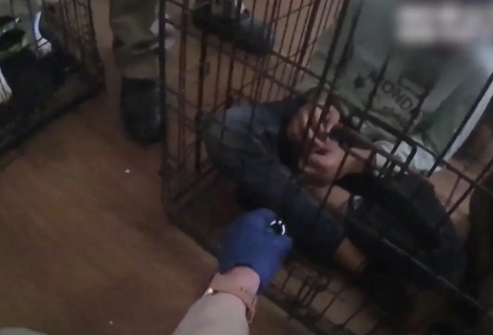 בן 11 אותר מורעב ומוכה בתוך כלוב (צילום:  מתוך יוטיוב)