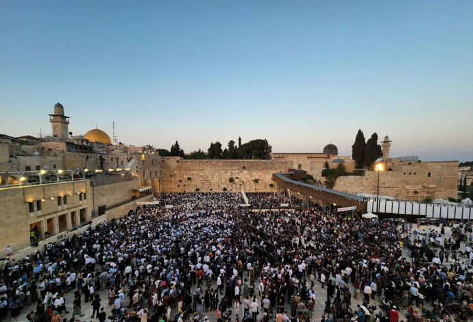 עשרת אלפים אנשים בכותל לקראת צאת צום תשעה באב (צילום:  הקרן למורשת הכותל)