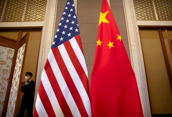 דגל סין וארצות הברית (צילום:   Mark Schiefelbein/Pool via REUTERS)