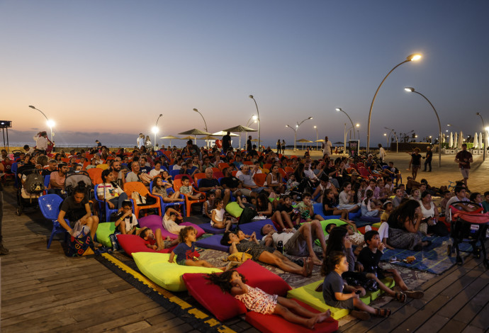 הקרנת סרטים מדובבים תחת כיפת השמיים בנמל תל אביב (צילום:  גיא יחיאלי)