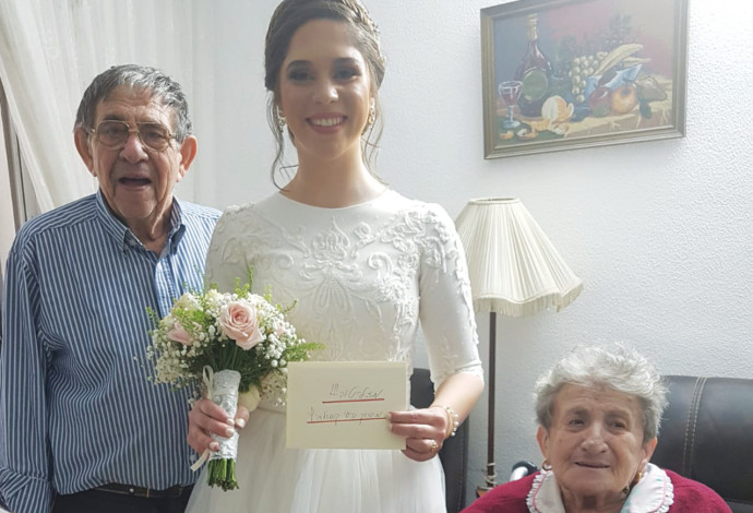 עם המתנדבת שלהם מהקרן לרווחת נפגעי השואה ביום חתונתה (צילום:  באדיבות המצולמים)
