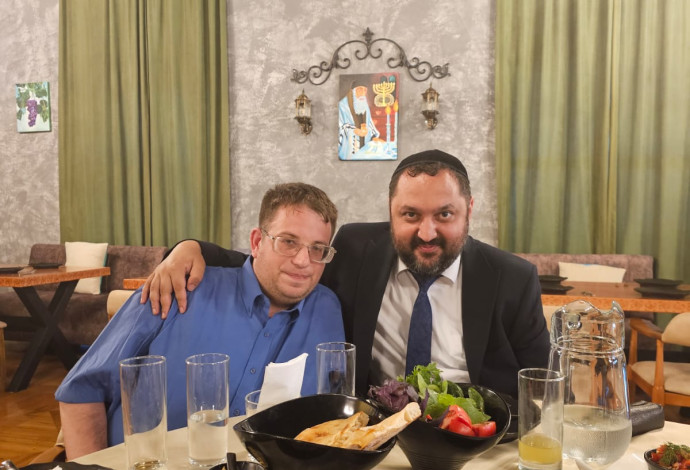 הכתב ג'וש ארונסון עם הרב זמיר איסייב במסעדה הכשרה שנפתח רק השבוע (צילום:  פרטי)