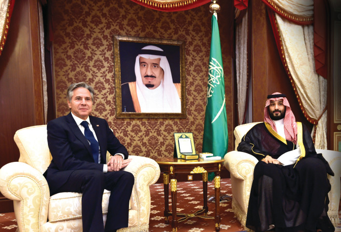יורש העצר הסעודי מוחמד בן סלמן ומזכיר המדינה האמריקאי אנתוני בלינקן (צילום:  רויטרס)