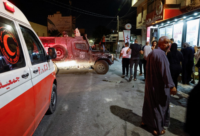 אמבולנס של הסהר האדום (צילום:  REUTERS/Raneen Sawafta)