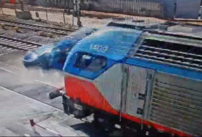 רכבת התנגשה ברכב בלוד (צילום:  צילום מסך,רכבת ישראל)