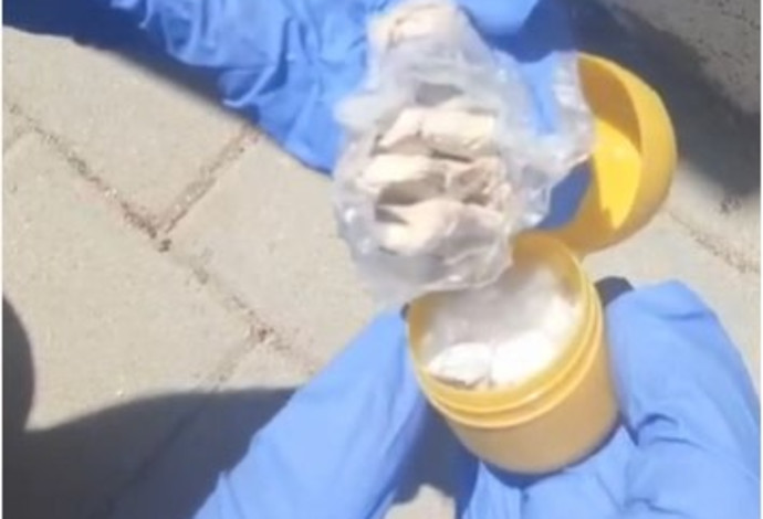 סמים הוסלקו בתוך "ביצת הפתעה" ברחובות (צילום:  דוברות המשטרה)