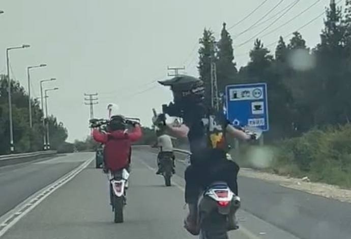נהג האופנוע משתולל בכביש (צילום:  דוברות המשטרה)