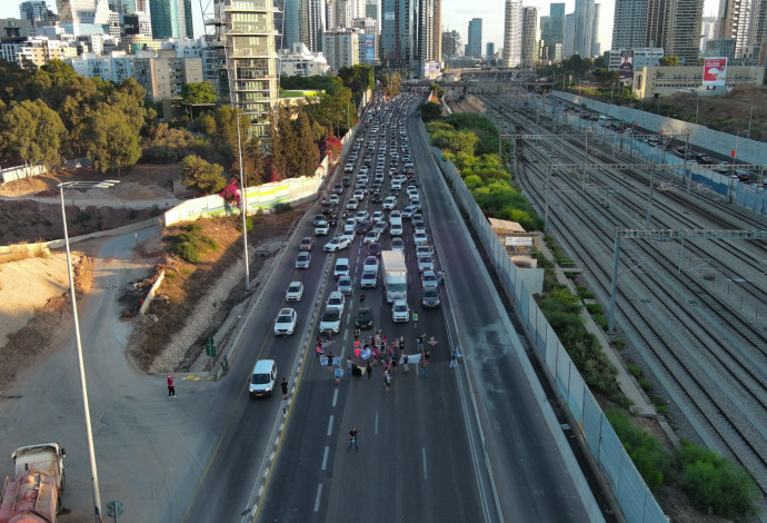 איילון צפון נחסם לתנועה (צילום:  ללא קרדיט)
