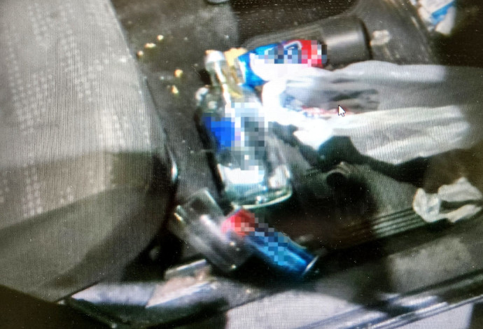 המשקה האלכוהולי שנתפס אצל הנהג מהצפון שנהג ללא רישיון (צילום:  דוברות המשטרה)