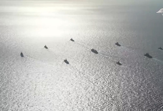 ספינות מלחמה רוסיות וסיניות ליד יפן (צילום:  רויטרס)