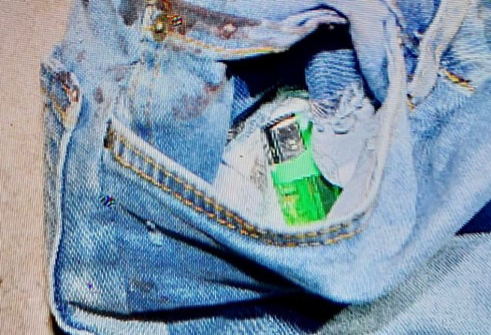 המצית שנמצאה בכיסו של הצעיר (צילום:  דוברות המשטרה)