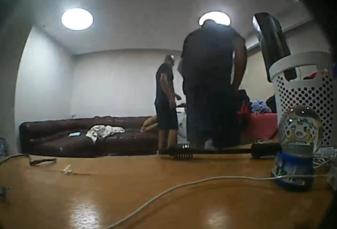 שני תושבי אשדוד החשודים בפריצה לדירה (צילום:  דוברות המשטרה)