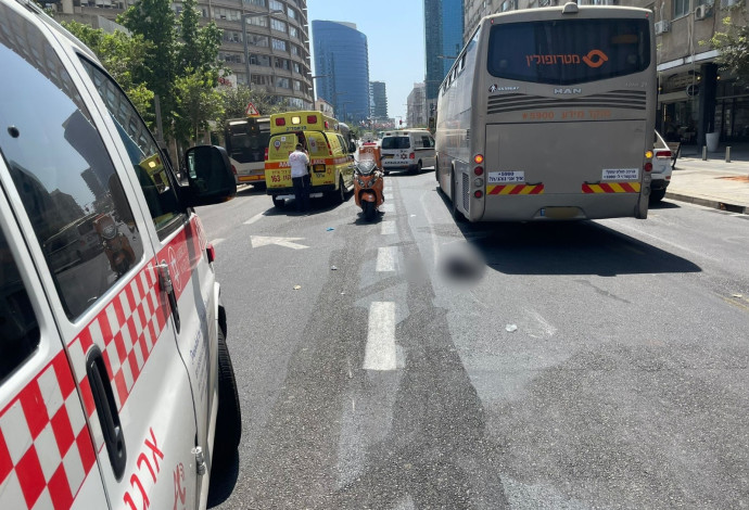 תאונת דרכים בין נהג אוטובוס לרוכב אופנוע בתל אביב (צילום:  תיעוד מבצעי מד"א)