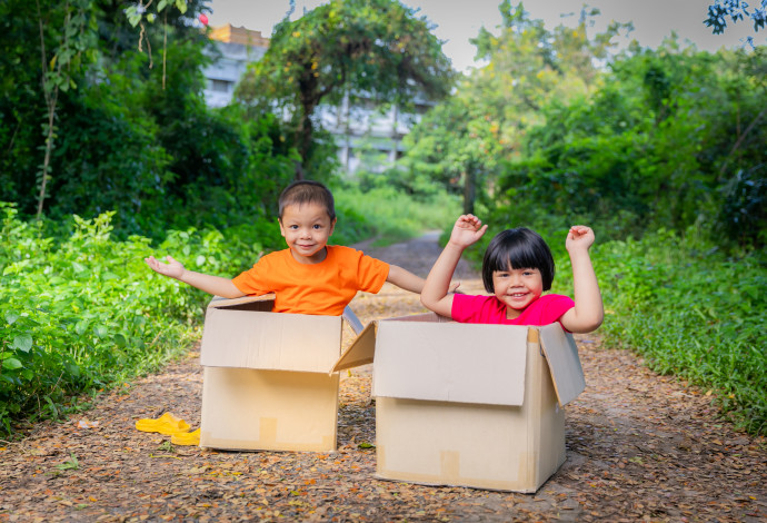 ילדים בקופסת קרטון (צילום:  אינגאימג')