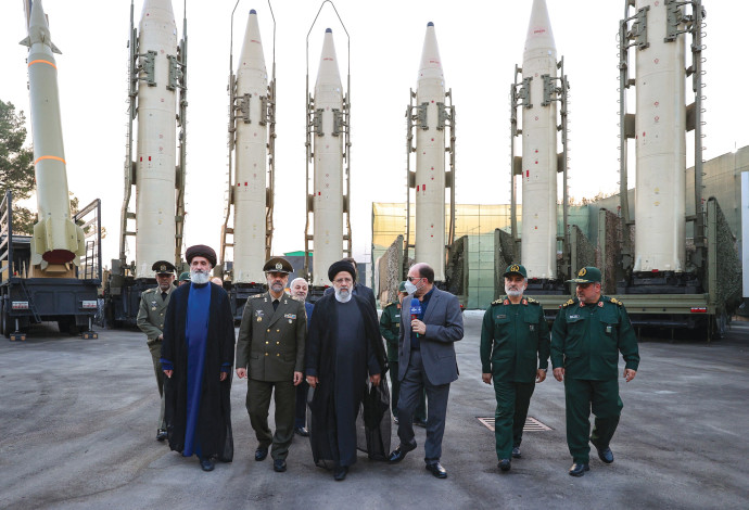 נשיא איראן ראיסי סוקר טילים בליסטיים (צילום:  רויטרס)