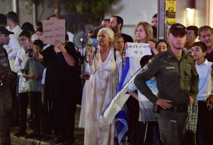 מחאה נגד צעדת הנשים בבני ברק (צילום:  אבשלום ששוני)