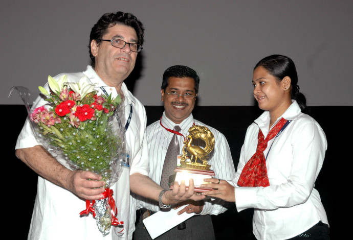 איתן אבן בעת הקרנת הסרט "החוב" בפסטיבל הסרטים הבינלאומי של הודו 2007 בגואה (צילום:  ויקיפדיה)