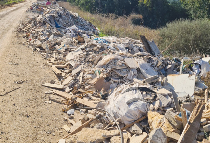 פסולת שהושלכה בקרבת קיבוץ גבעת השלושה (צילום:  המועצה האזורית דרום השרון )