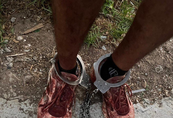 נעליו המגואלות בדם של התוקף בקרית גת (צילום:  דוברות המשטרה)