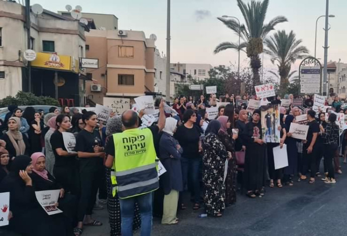 הפגנה מול תחנת המשטרה במשגב (צילום:  אמין באשיר)