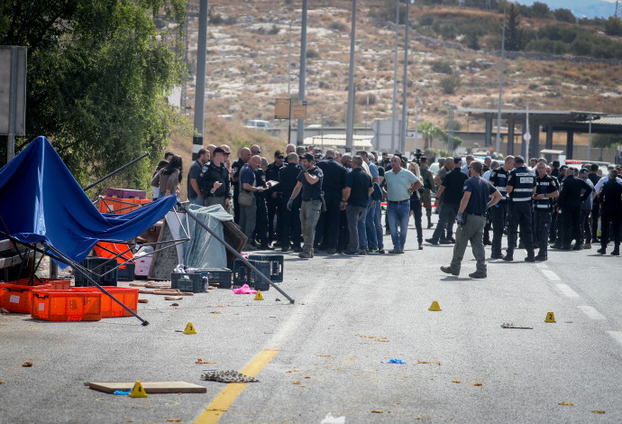 זירת הפיגוע במחסום מכבים (צילום:  גמ'אל עוואד פלאש 90)
