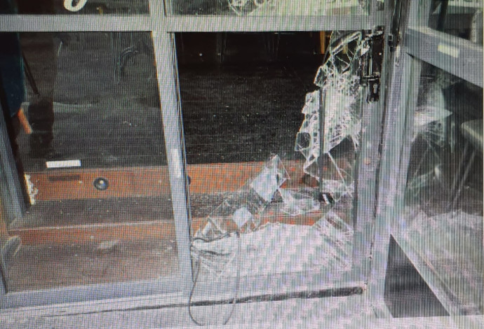 חלון בית העסק באשדוד שנופץ בעת פריצה למקום (צילום:  דוברות המשטרה)