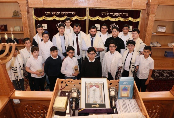 הרב איסייב עם תלמידים בפרויקט בר מצוה (צילום:  הקהילה היהודית באזרבייג'ן)