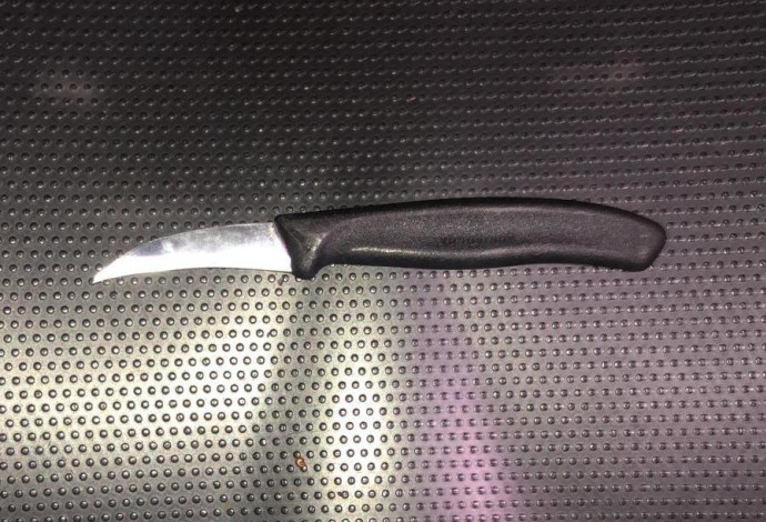 הסכין שנתפסה אצל המחבלת (צילום:  דוברות המשטרה)