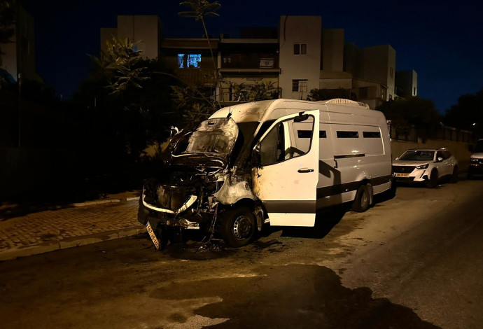 רכב שב"ס הוצת בבאר שבע (צילום:  דוברות המשטרה)