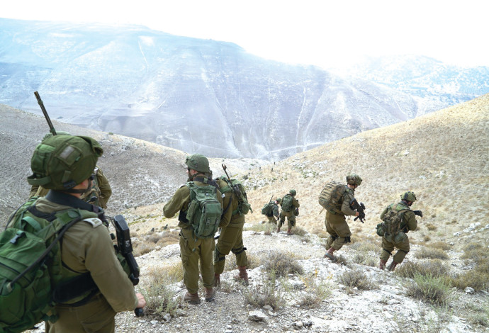 חיילים בצפון סוקרים את השטח (צילום:  דובר צה"ל)