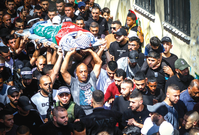הלווייתו של איאד סמיע חאלד שנהרג בפשיטת צה"ל (צילום:  נאסר אישתיה, פלאש 90)