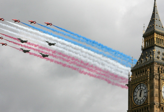 חיל האוויר הבריטי במטס מיוחד מעל הביג בן בלונדון (צילום:   Cate Gillon/Getty Images)