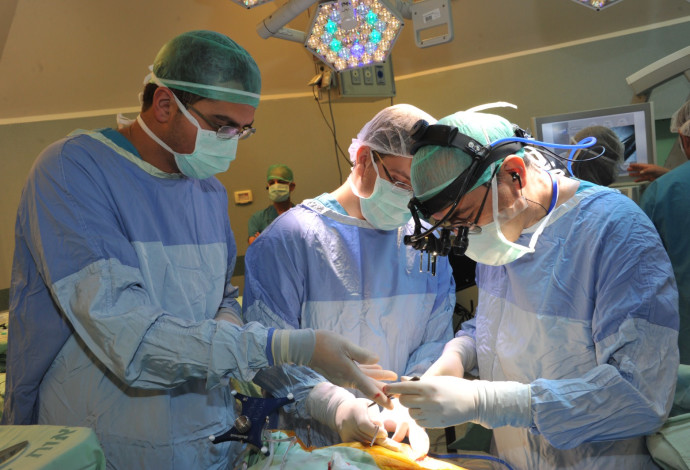 ניתוח נוירוכירורגי במרכז הרפואי לגליל (צילום:  רוני אלברט)