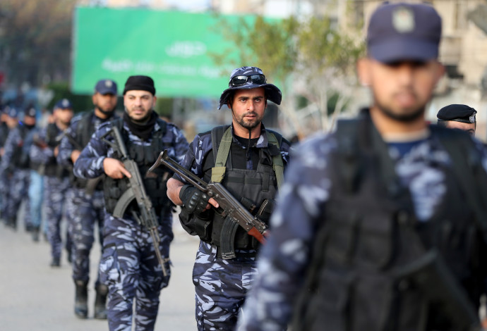 שוטרים פלסטינים  (צילום:  REUTERS/Ibraheem Abu Mustafa)