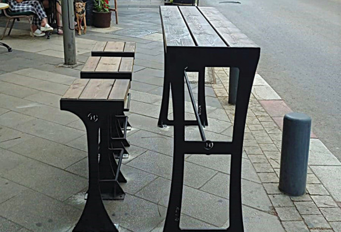כיסאות בר בגבעתיים. גם המרחב הציבורי מתחדש (צילום:  דוברות עיריית גבעתיים)