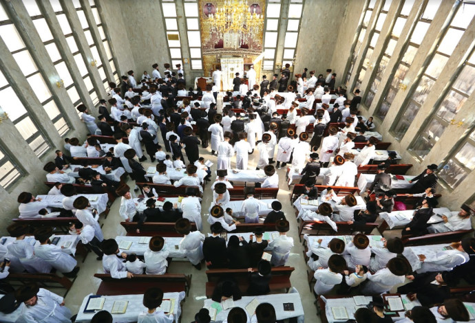 מתפללים בבית הכנסת ביום כיפור  (צילום:  יעקב לדברמן, פלאש 90)