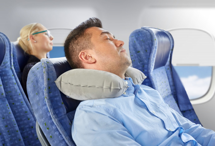 אנשים ישנים במטוס, אילוסטרציה (צילום:  אינגאימג')