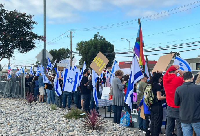 המחאה נגד נתניהו ליד המפעל של טסלה (צילום:  ניקי הורנשטיין)