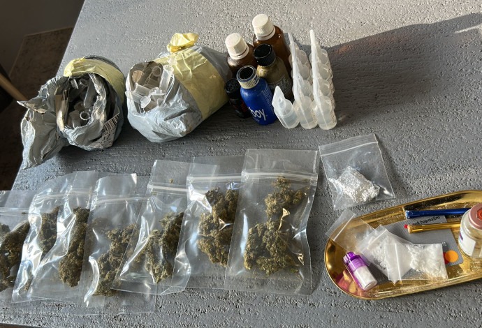 הסמים החשודים שנתפסו על פי החשד אצל הרופא (צילום:  דוברות המשטרה)