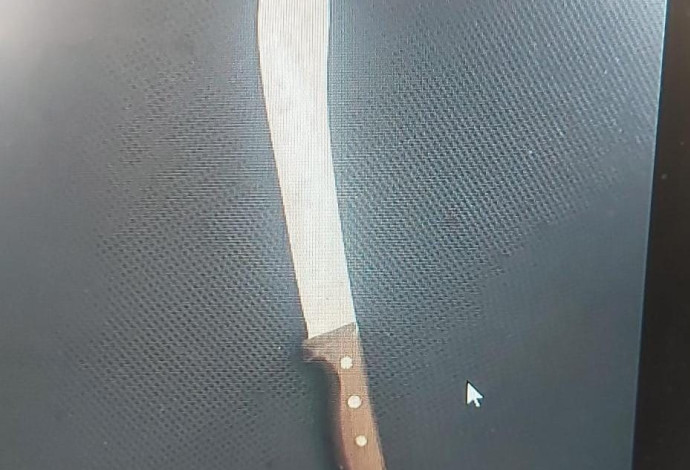 הסכין שהחביא החשוד מעזה בכניסה לתחנת רכבת סבידור מרכז בתל אביב (צילום:  דוברות המשטרה)