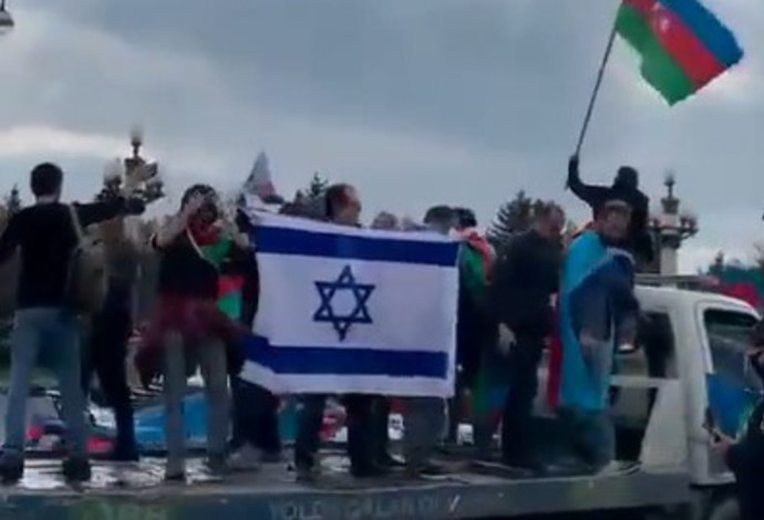 אזרחים אזרים חוגגים עם דגל ישראל לאחר סבב הלחימה במובלעת הארמנית (צילום:  רשתות חברתיות, שימוש לפי סעיף 27 א')