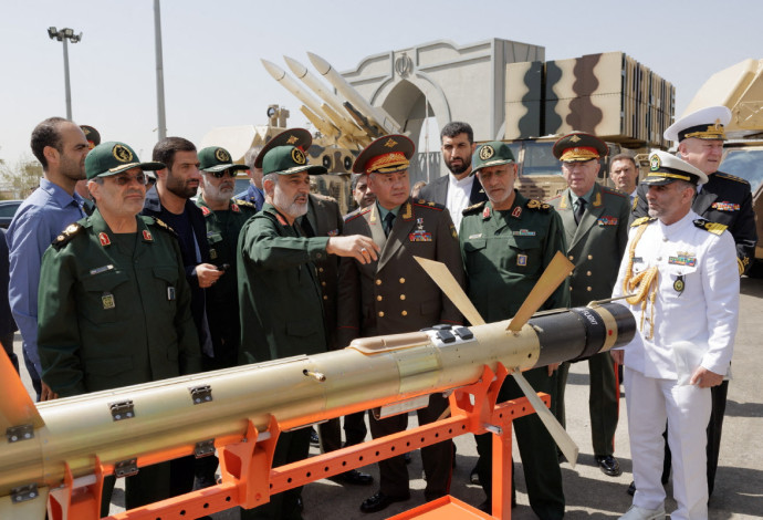 סרגי שויגו בביקור מדיני באיראן (צילום:  Handout via REUTERS)