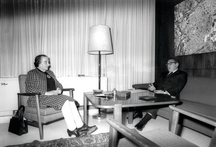 הנרי קיסינג'ר וראש הממשלה לשעבר גולדה מאיר ב-1973 (צילום: יעקב סער, לע''מ)