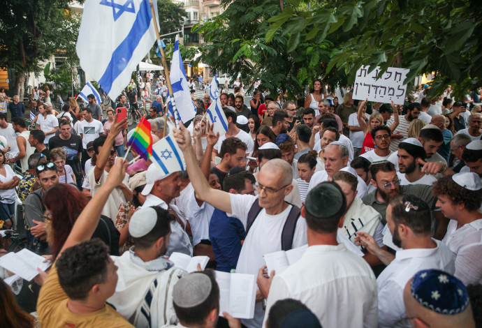 עימות בין מתפללים ומפגינים ביום הכיפורים (צילום:  איתי רון, פלאש 90)