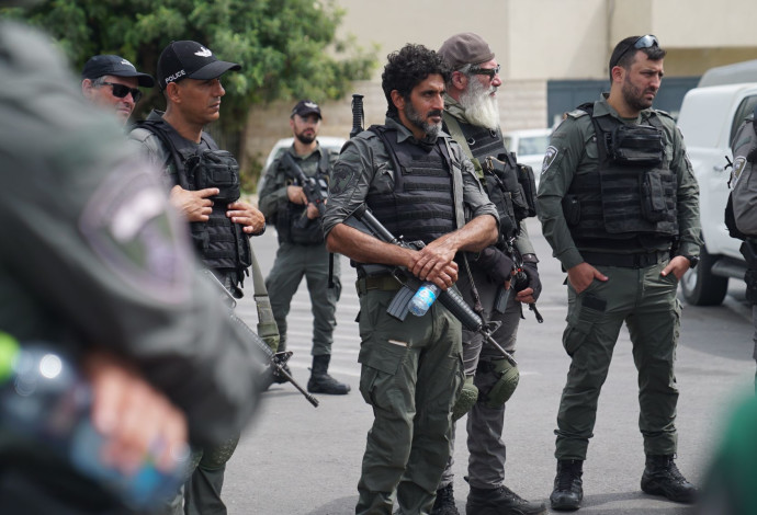 צחי הלוי בפשיטה משטרתית בעיר לוד (צילום: דוברות המשטרה)