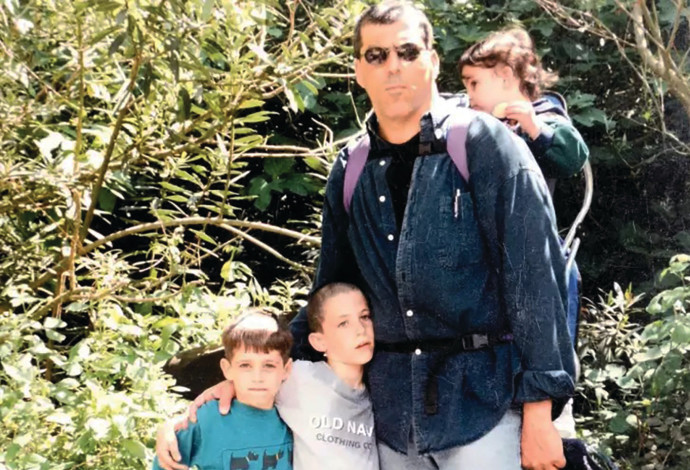  משה אלמוג עם הילדים עדי מימין אורן ותומר  (צילום:  באדיבות המשפחה)