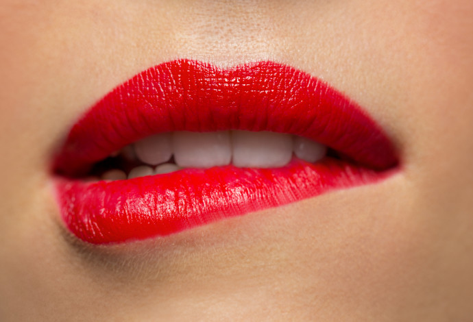 נשיכת שפתיים (צילום:  אינג'אימג')